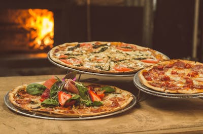 Notre four a bois preparant des pizzas artisanales